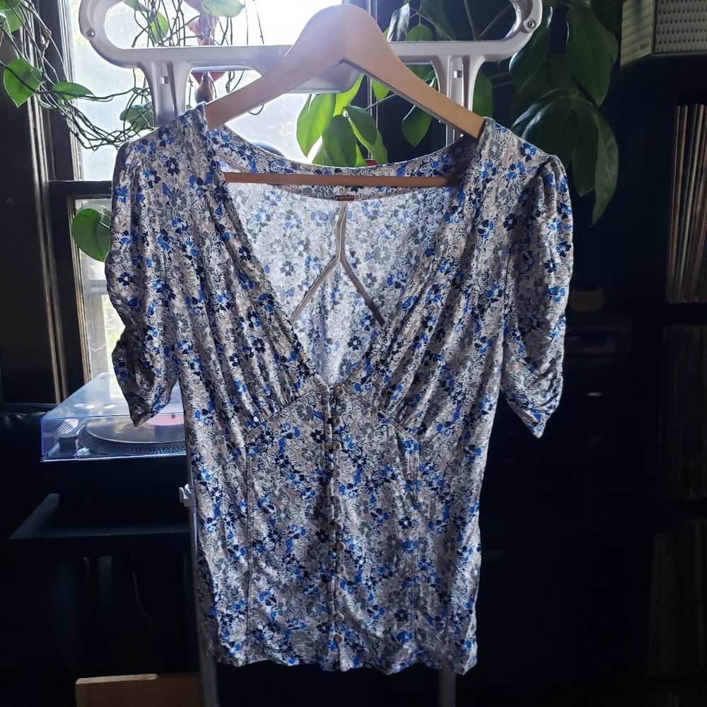 V-neck knit gathered sleeve blue floral print